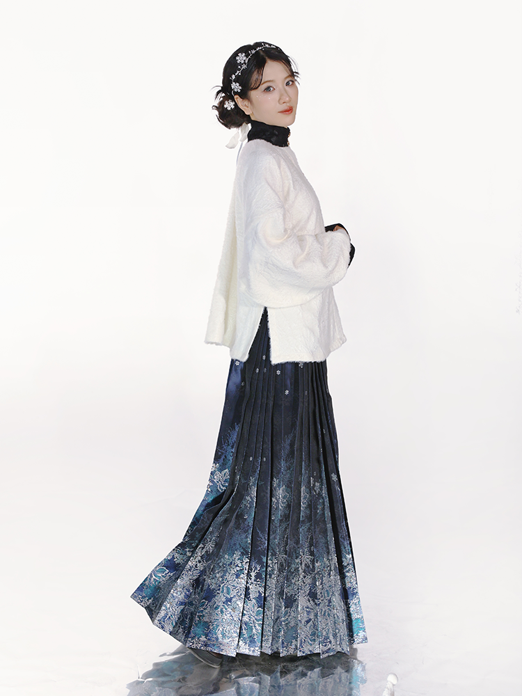 Ming Dynasty Mamianqun | Traditional Chinese Modern Hanfu Dress in Blue 霜雪