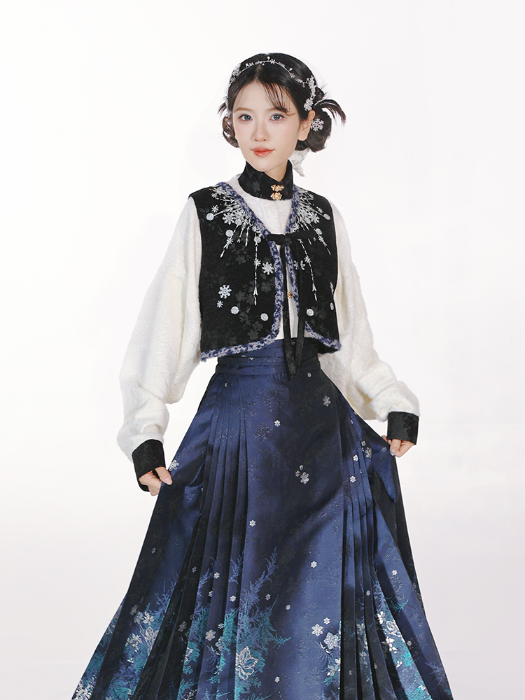 Ming Dynasty Mamianqun | Traditional Chinese Modern Hanfu Dress in Blue 霜雪