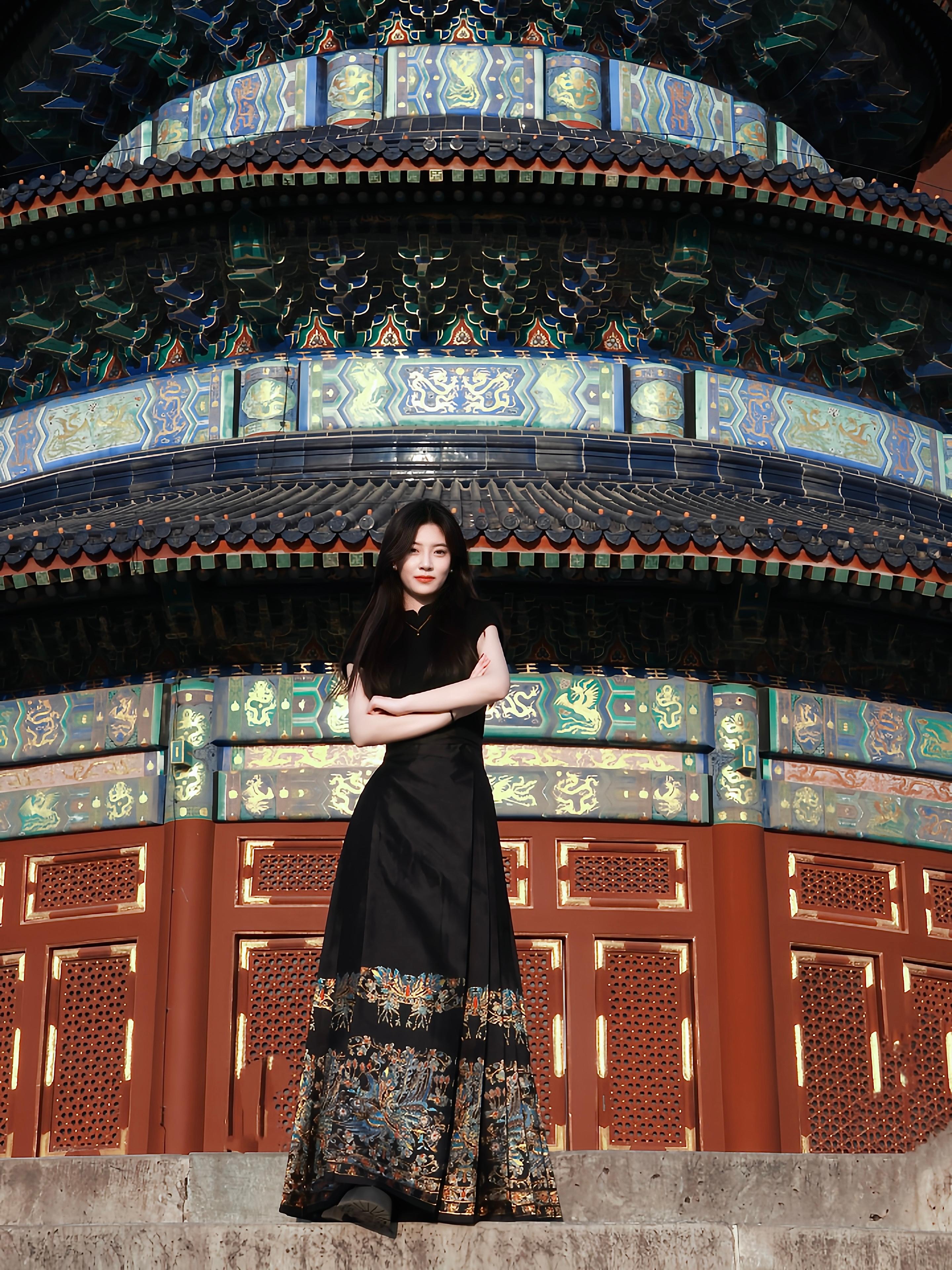 Elegant Ming Dynasty inspired hanfu dress with Azure Phoenix totem embroidery, traditional Chinese clothing showcasing the Cui Yu Mamian Skirt design with flowing silhouette