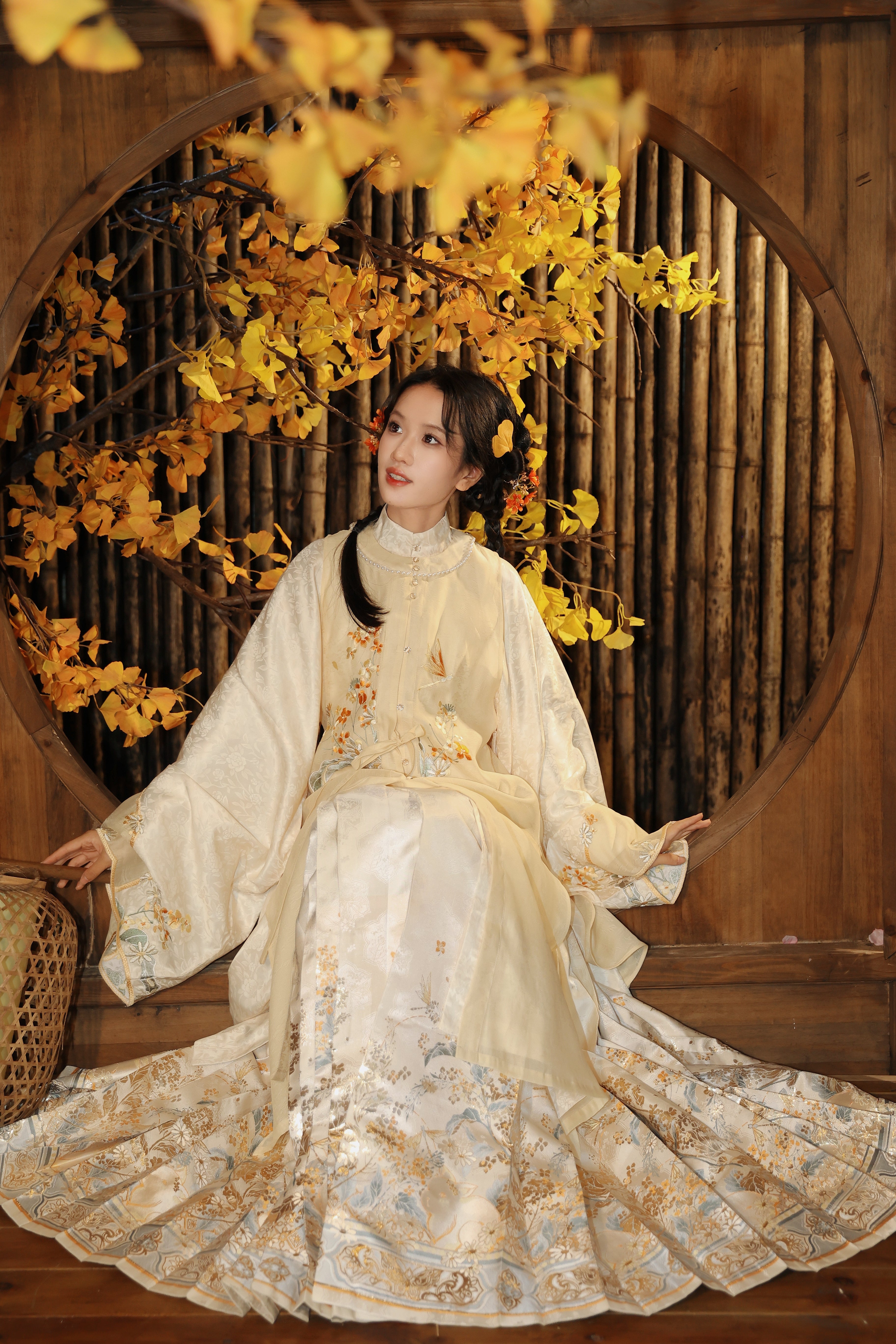 Mid-Autumn Festival Mamianqun | Golden Hanfu Skirt with Jade Rabbit & Brocade Craftsmanship 知秋