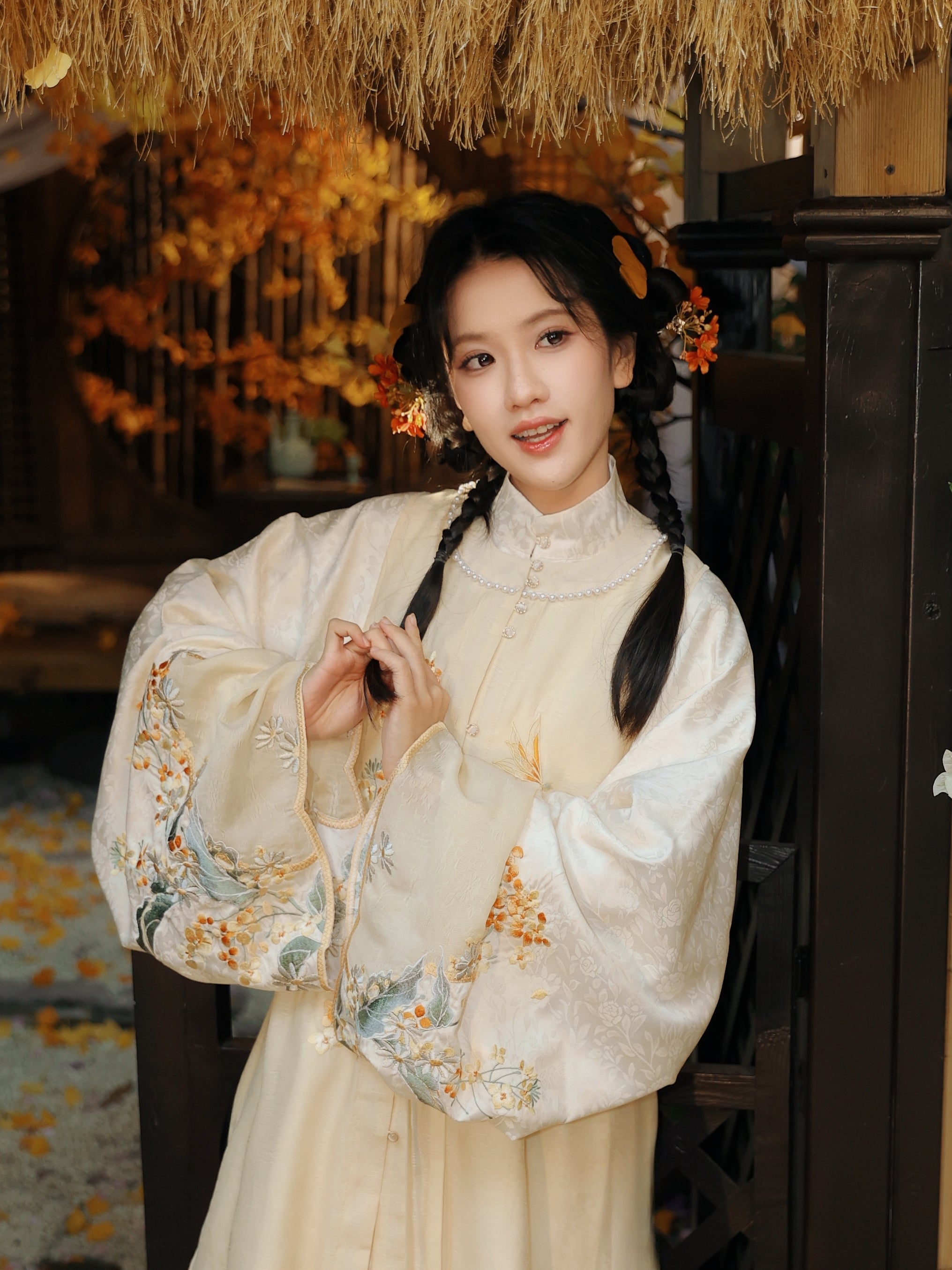 Mid-Autumn Festival Mamianqun | Golden Hanfu Skirt with Jade Rabbit & Brocade Craftsmanship 知秋