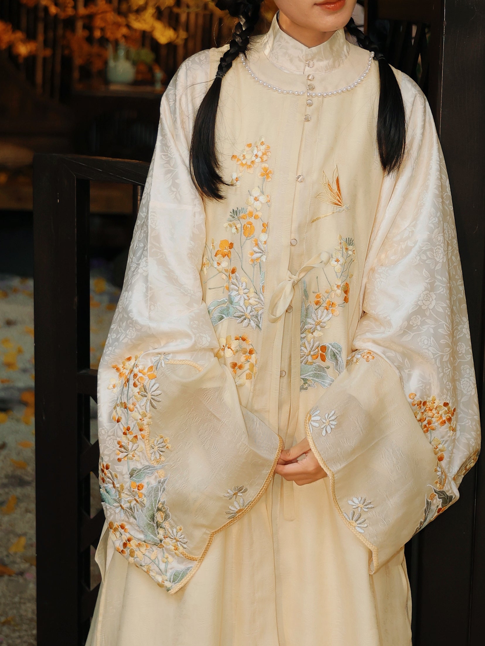 Side profile of model in Mid-Autumn Festival themed Mamian skirt paired with casual modern top, demonstrating versatile styling of traditional Chinese clothing and detailed embroidery elements